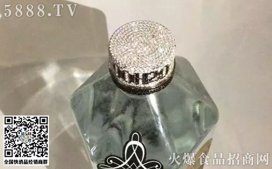 據說水的瓶蓋上是有600顆白鉆和250顆黑鉆鑲嵌的 據說水的瓶蓋上是有600顆白鉆和250顆黑鉆鑲嵌的